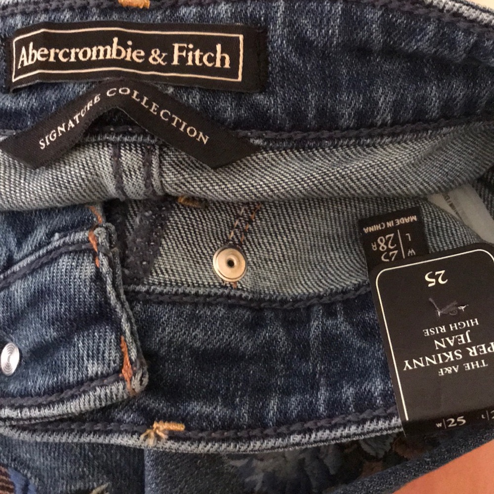 High Rise Raw Hem Embroidered Jeans - Picture 8 of 8